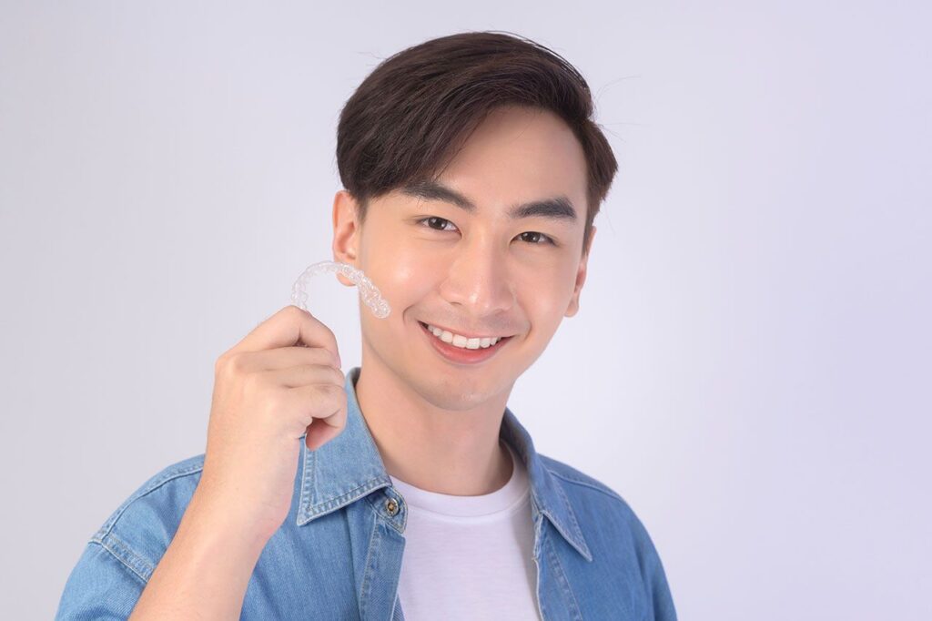 Invisalign vs. Veneers: Which Cosmetic Solution Is Right for You?